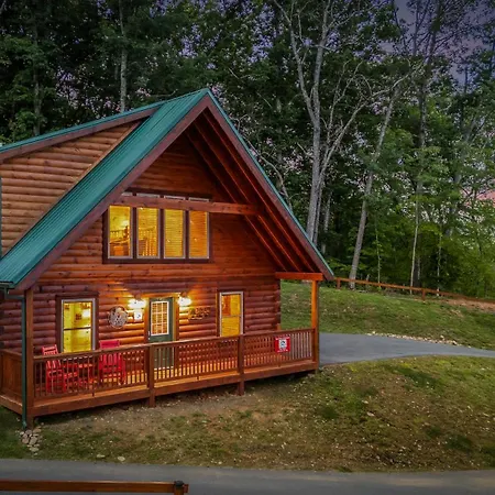 The 3 Bears Is A Newly Built 3 Bedroom Cabin Only 3 Minutes From The Parkway!-3