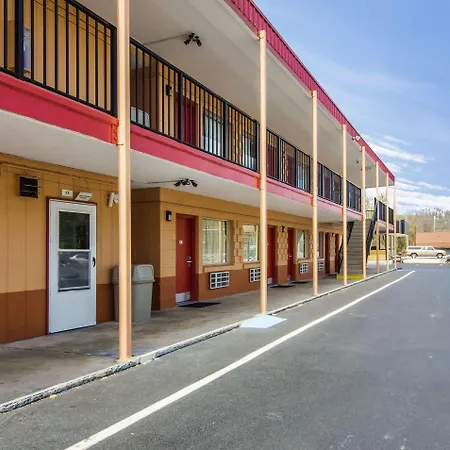 Econo Lodge Near Motor Speedway-3
