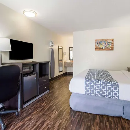 Econo Lodge Near Motor Speedway-2