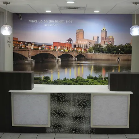 La Quinta Inn & Suites By Wyndham Indianapolis Downtown-2