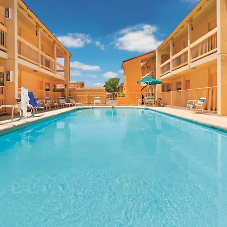 Baymont By Wyndham Lubbock - Downtown Civic Center-2