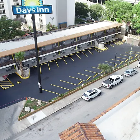 Days Inn By Wyndham San Antonio Alamo/Riverwalk-2