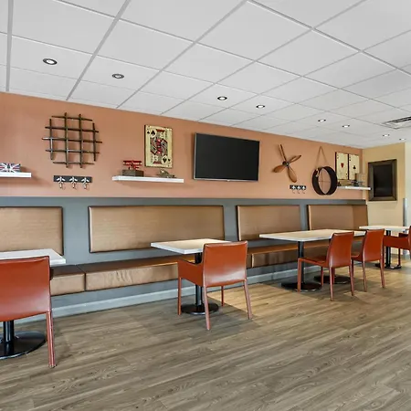 Best Western Plus Airport Inn & Suites-3
