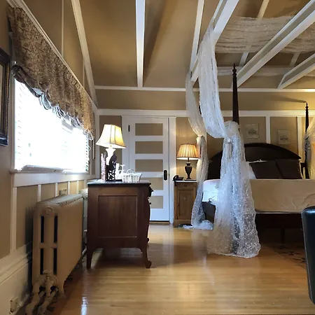Leaside Manor-2
