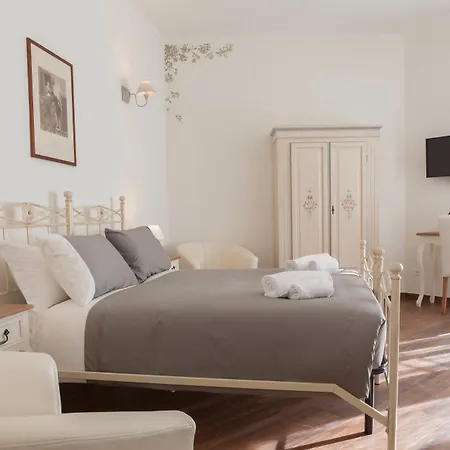 Donna Margherita Rome Suite & Rooms-2