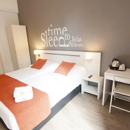 Hostal Live Barcelona-3