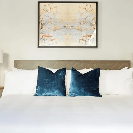 Sonder Baronne Manor-3