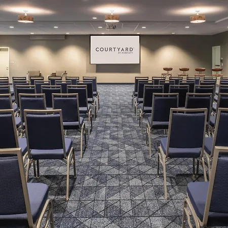 Courtyard By Marriott Santa Cruz-3