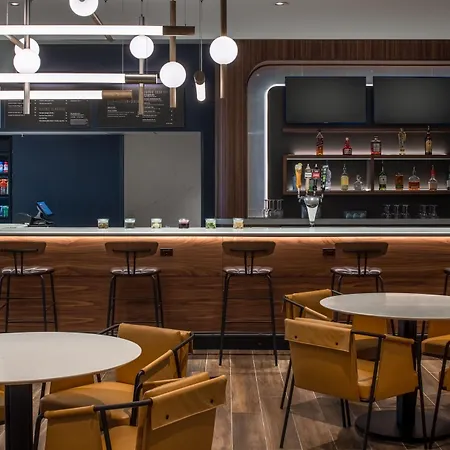 Courtyard By Marriott Olympia-3