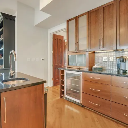 Sky Suite At 300 Drayton-3