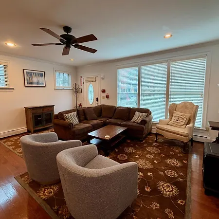 Modern Cottage Downtown Npt-Waites Wharf Cottage Re05618-Str-3