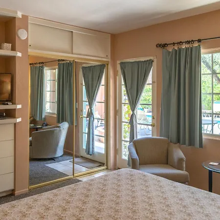 Coyote Inn - 21 And Over - A Town & Desert Boutique Hotel-2