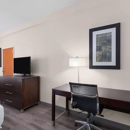 Wingate By Wyndham Destin-2