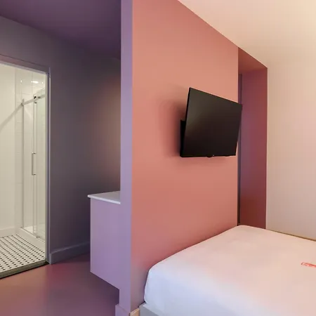 Rose Hotel Invisible-2