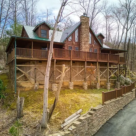 Bear Hug Cabin Gatlinburg Convenient To Everything!-3
