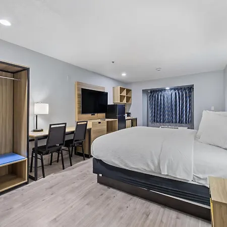 Day Inn By Wyndham San Antonio Downtown-2