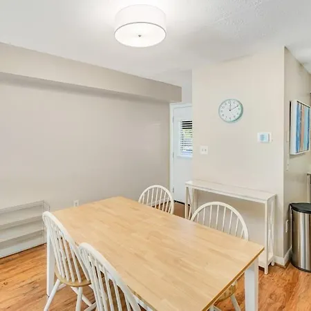 Scarborough Village - 245 Country Club Dr, Unit #608-2
