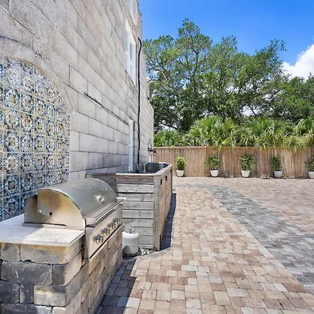 Remodeled Historic 1800S Carriage House, The Castle Garden, Colonial Modern Mansion-2