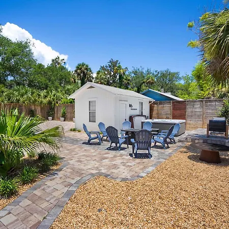 Remodeled Historic 1800S Carriage House, The Castle Garden, Colonial Modern Mansion-3
