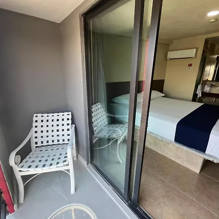 Hotel Rose Ensenada-3