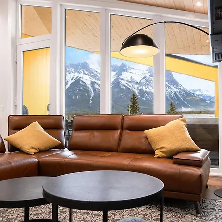 Luxury 4 Bedroom Retreat With Hot Tub And Epic Mountain View-2