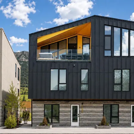 Luxury 4 Bedroom Retreat With Hot Tub And Epic Mountain View-3