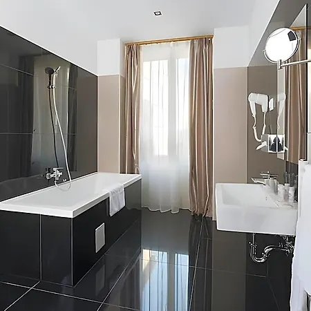 Bastion Hotel Budapest-3