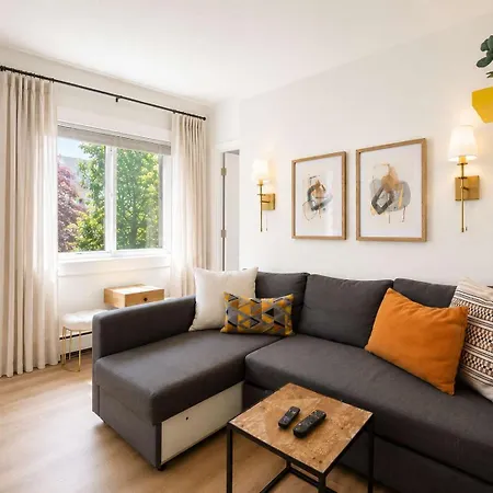 Colorful Downtown Condo, 2 Bedrooms, King Bed-2
