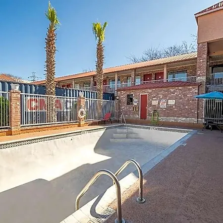 Econo Lodge Inn & Suites Downtown San Antonio-3