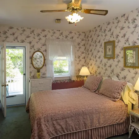 Anne'S White Columns Inn-3