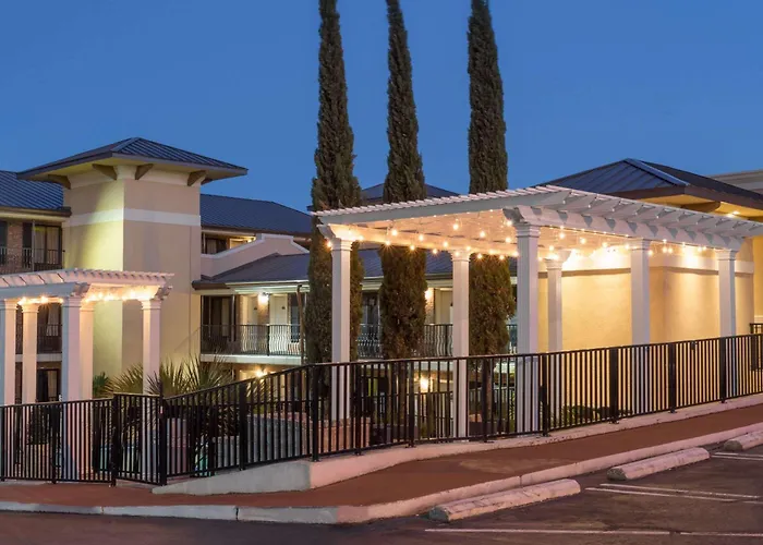 Days Inn By Wyndham Pensacola - Historic Downtown
