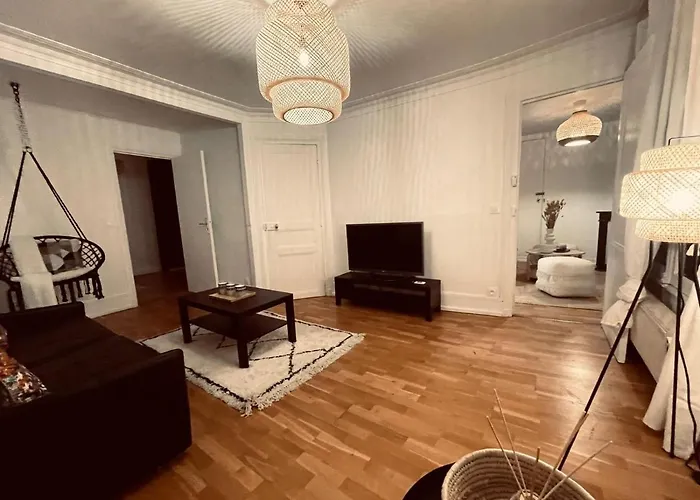 Chic Apartment On The Famous Shopping Rue Du Faubourg Saint-Honore Street Paris