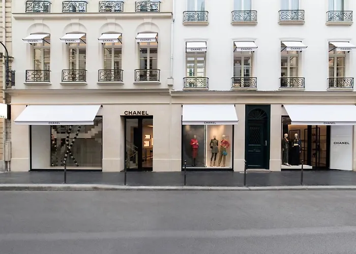 Chic Apartment On The Famous Shopping Rue Du Faubourg Saint-Honore Street Paris