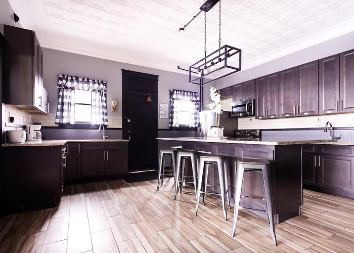 The Pub- 8Br Free Parking, Minutes From Falls & Casino Niagara Falls