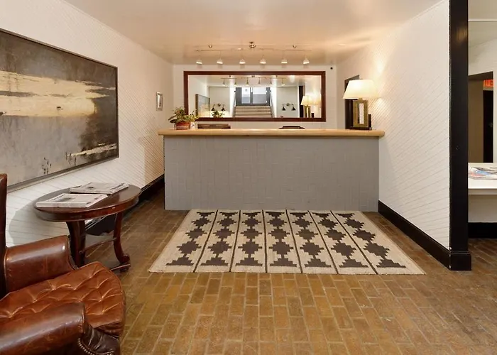 Independence Square 213, Spacious Hotel Room With 2 Queen Beds, Wet Bar, And Sitting Area Aspen