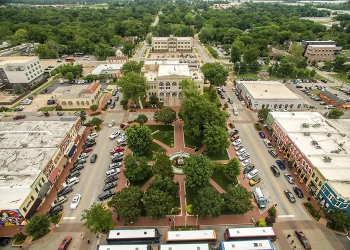 The Brownstone-1 Block To Downtown Bentonville