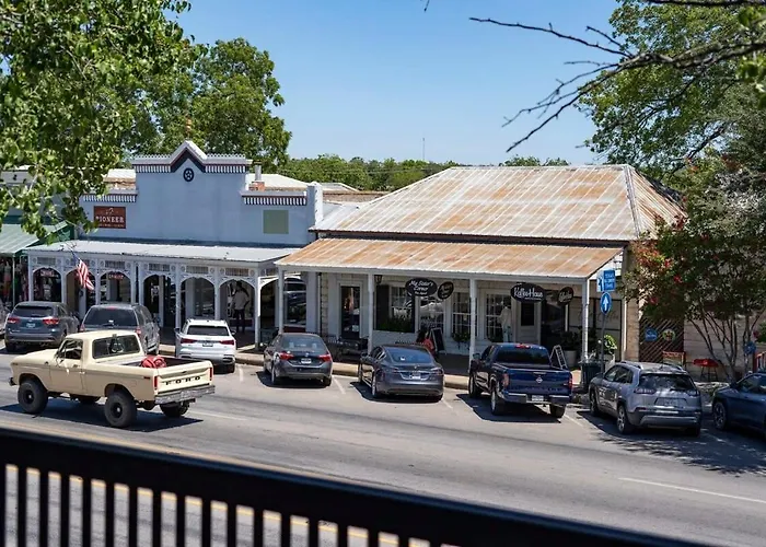 The Loft On Main St Loft With Balcony Views Hotel Fredericksburg