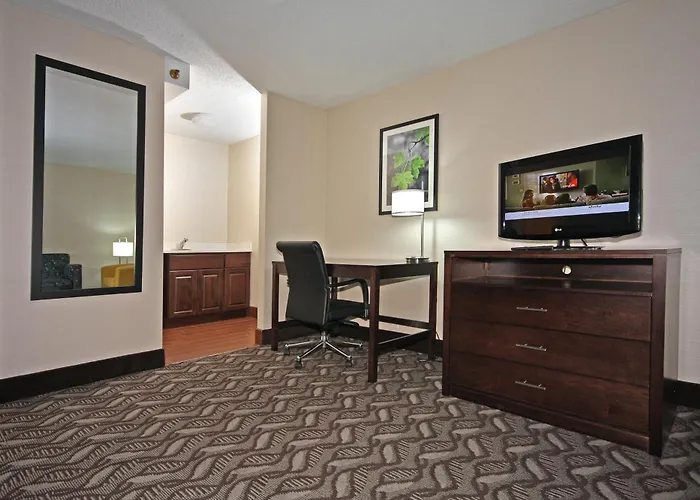 La Quinta By Wyndham Springfield Hotel