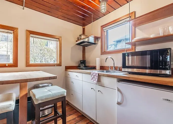 Charming Two-Level Retreat In Capitol Hill - Foxglove Inn Seattle