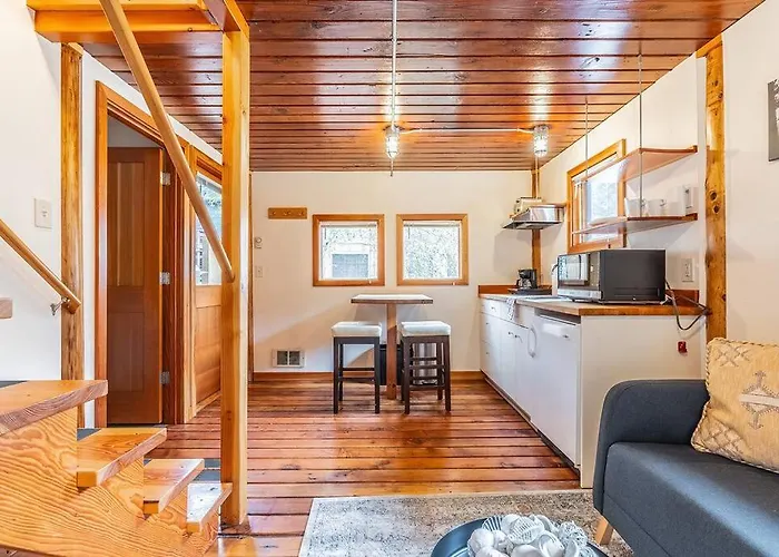 Charming Two-Level Retreat In Capitol Hill - Foxglove Inn Seattle