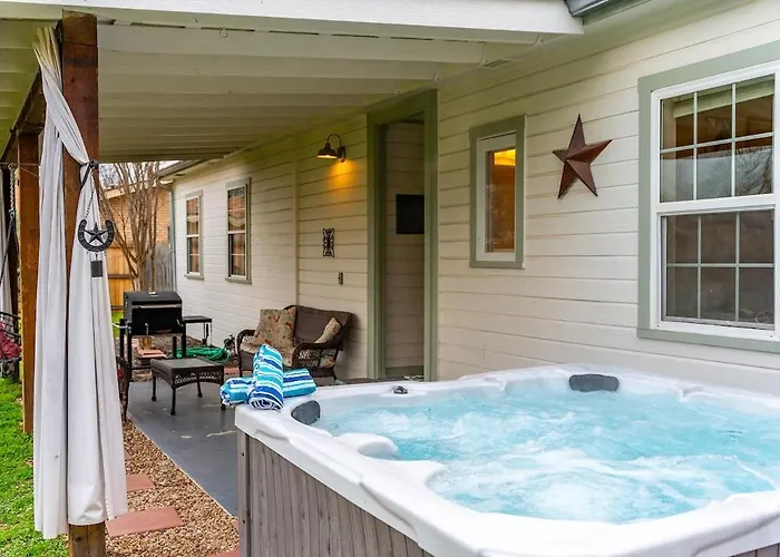 Longhorn Lodge - Fire Pit & Hot Tub Fredericksburg