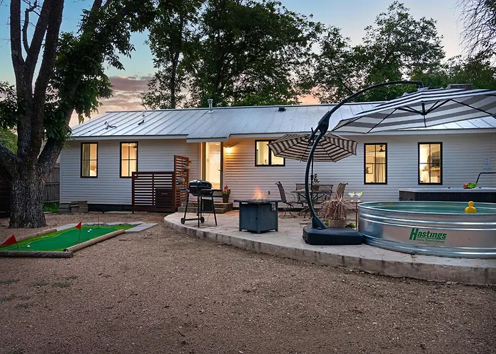 Cava House, Hot Tub, Cowboy Pool, Fire Pit! Villa Fredericksburg