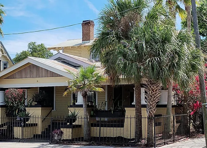 Palm Villa Hostel Tampa