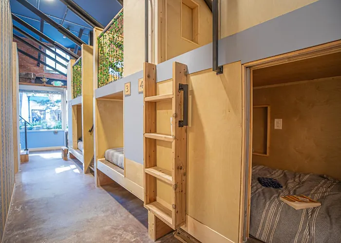 Social Stays - Santa Barbara'S First Hostel On State Street