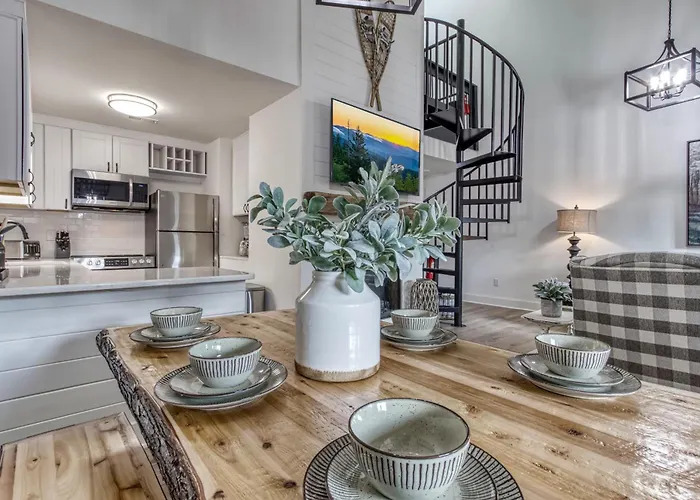 Downtown Gatlinburg Prime Location Walk Everywhere In Gatlinburg3Bed3Bath Sleeps 8