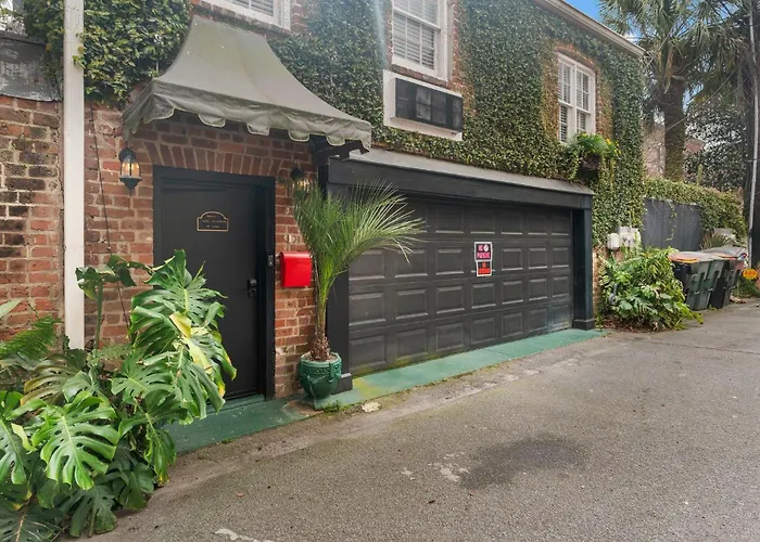 16 E Jones Carriage House Villa Savannah