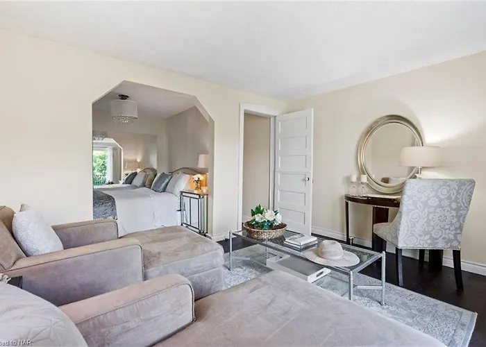 Hummingbird Haven Bed & Breakfast Luxury Suite With Terrace & Seasonal Lake Views Located In Historic Old Town Niagara-On-The-Lake