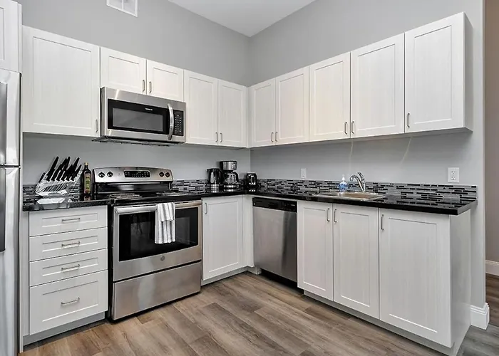 High-End Condo Downtown Kingston Near Rmc Queens