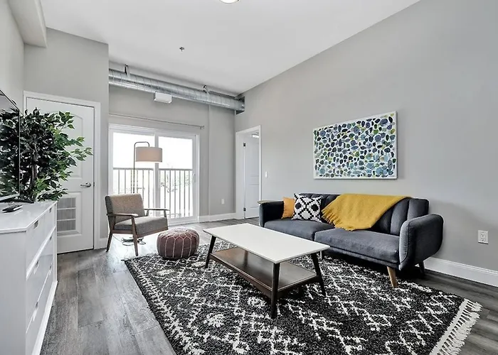 High-End Condo Downtown Kingston Near Rmc Queens