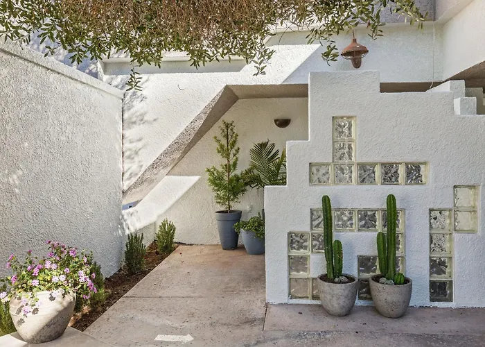 Casa Oliver Hotel & Resort - A Men'S Clothing Optional Resort In Palm Springs